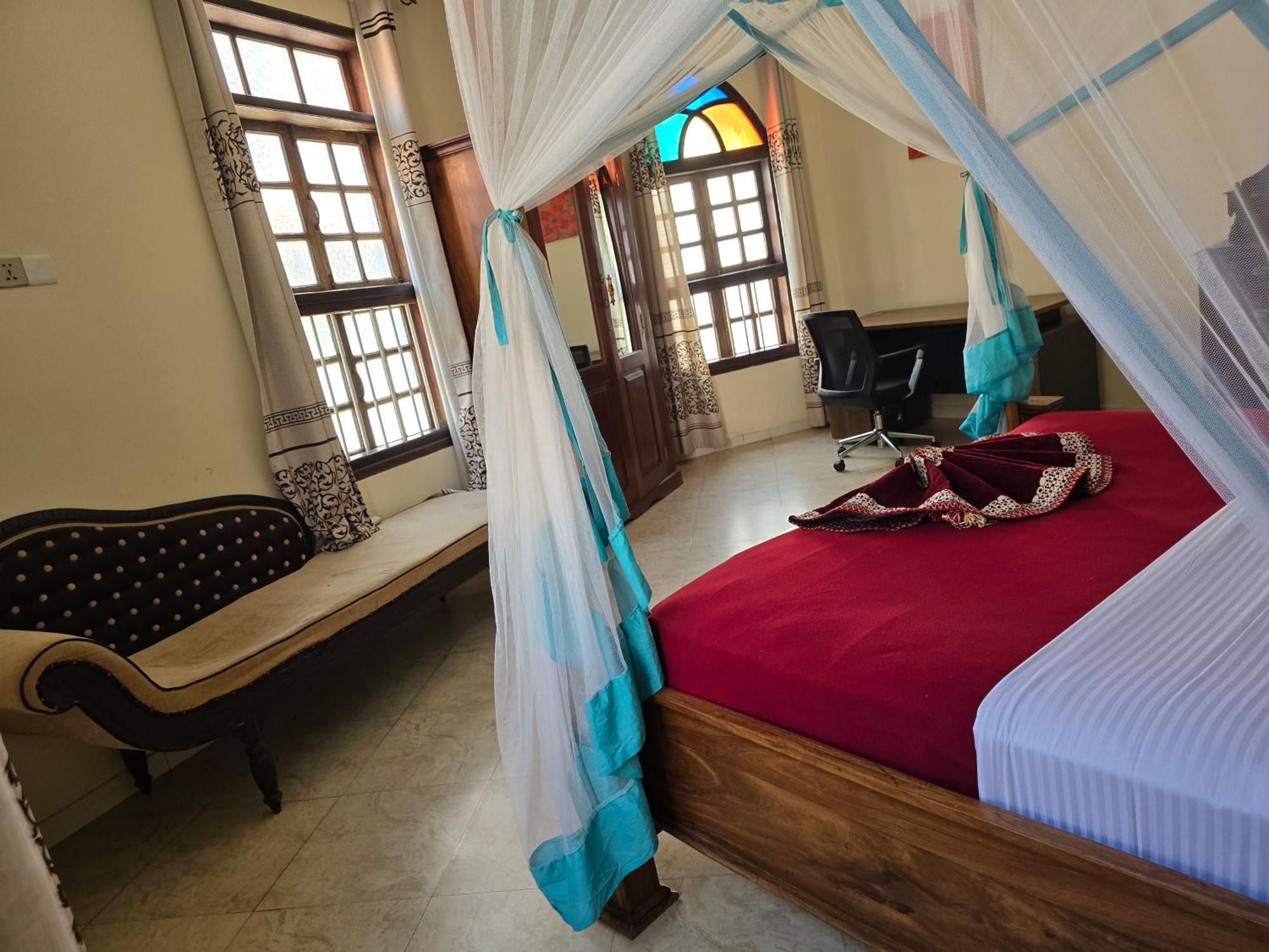 Dhow Palace Hotel 4*