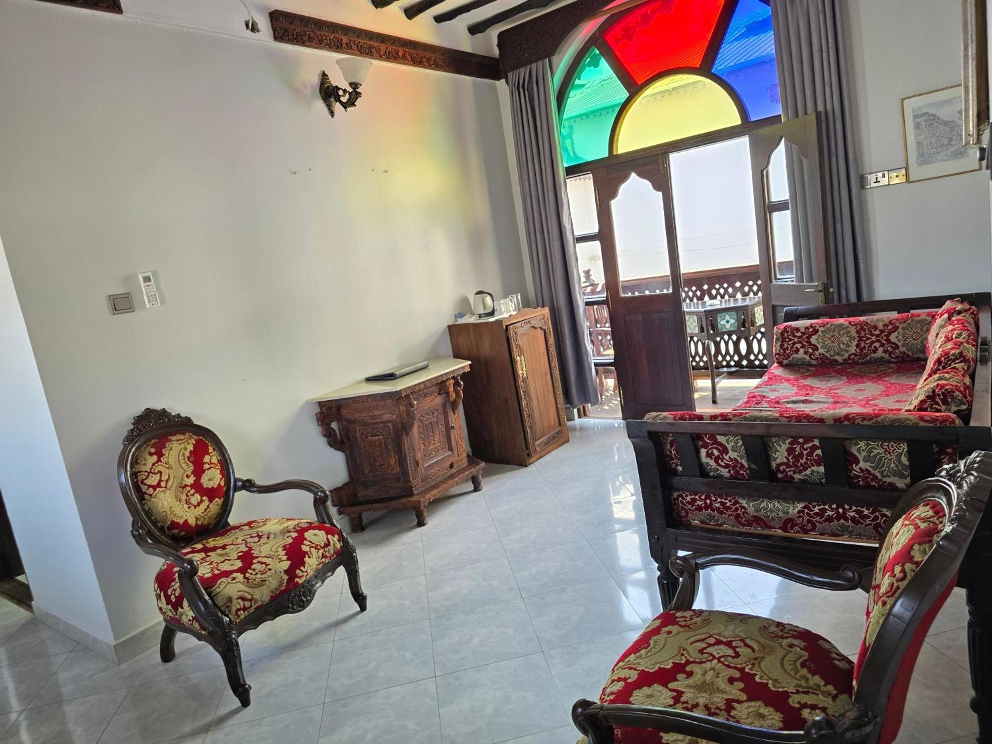 Dhow Palace Hotel 4*