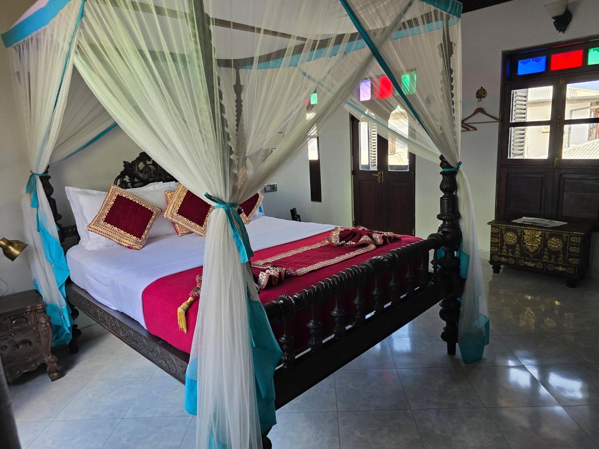 Dhow Palace Hotel 4*