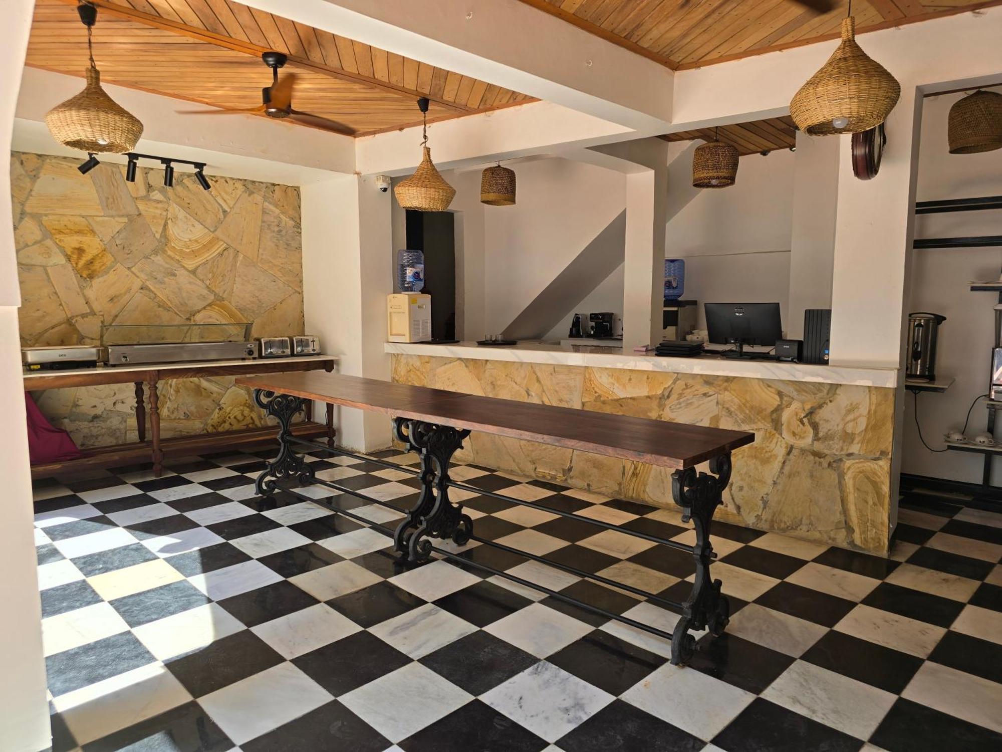 Dhow Palace Hotel