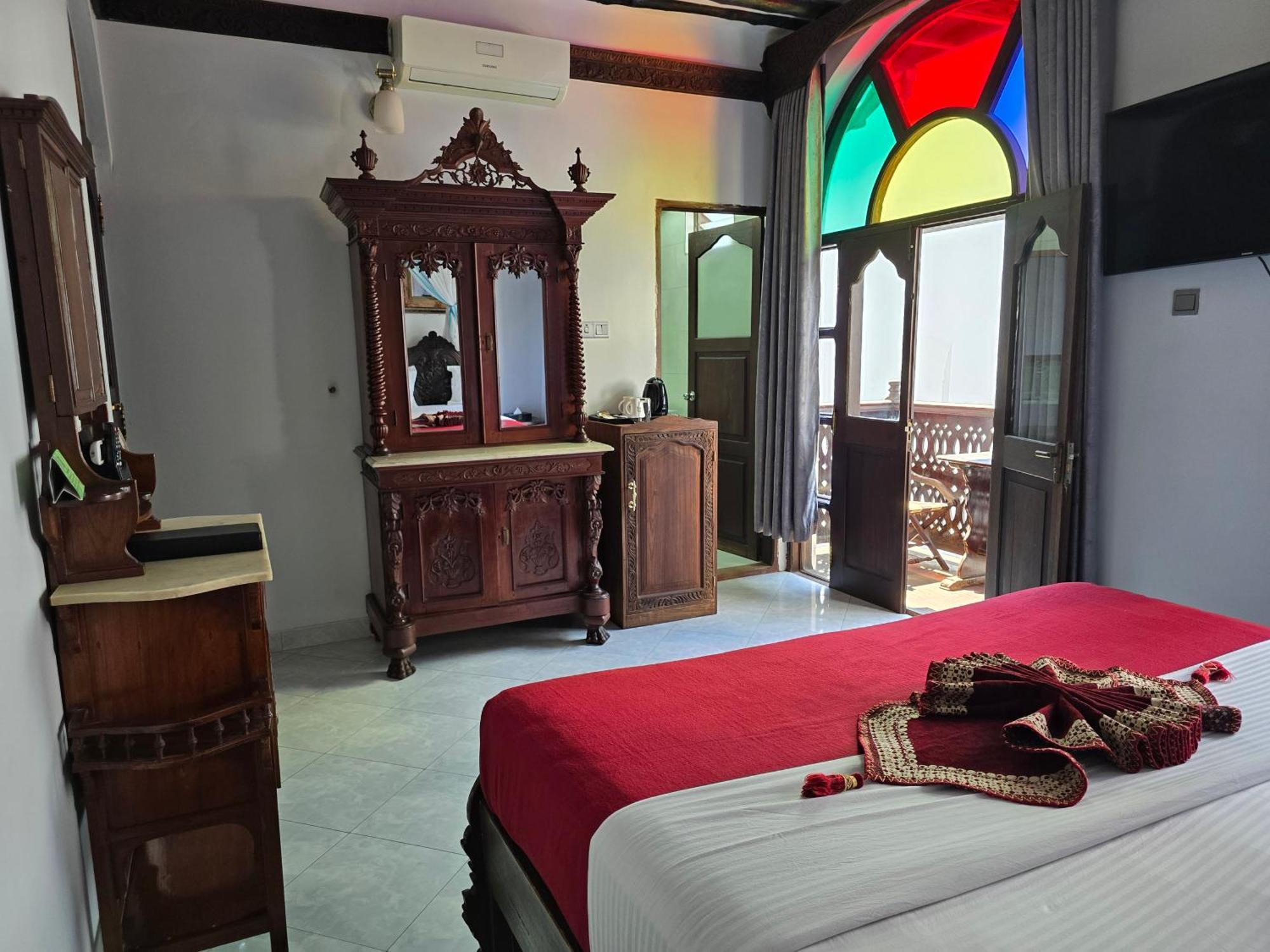 Dhow Palace Hotel