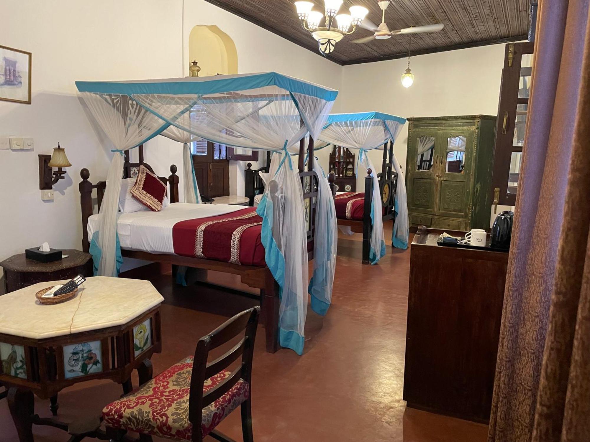 Dhow Palace Hotel 4*