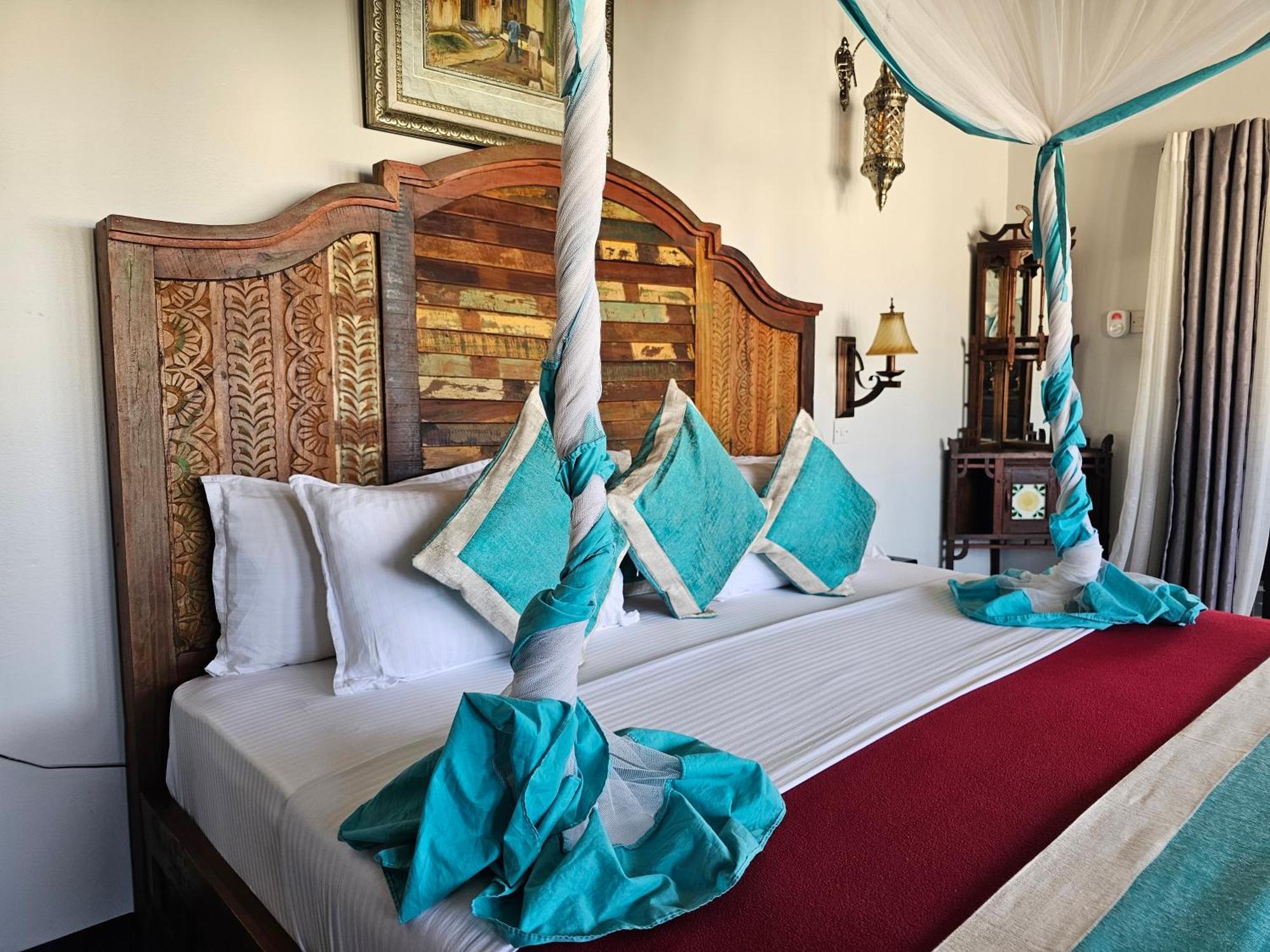 Dhow Palace 4*