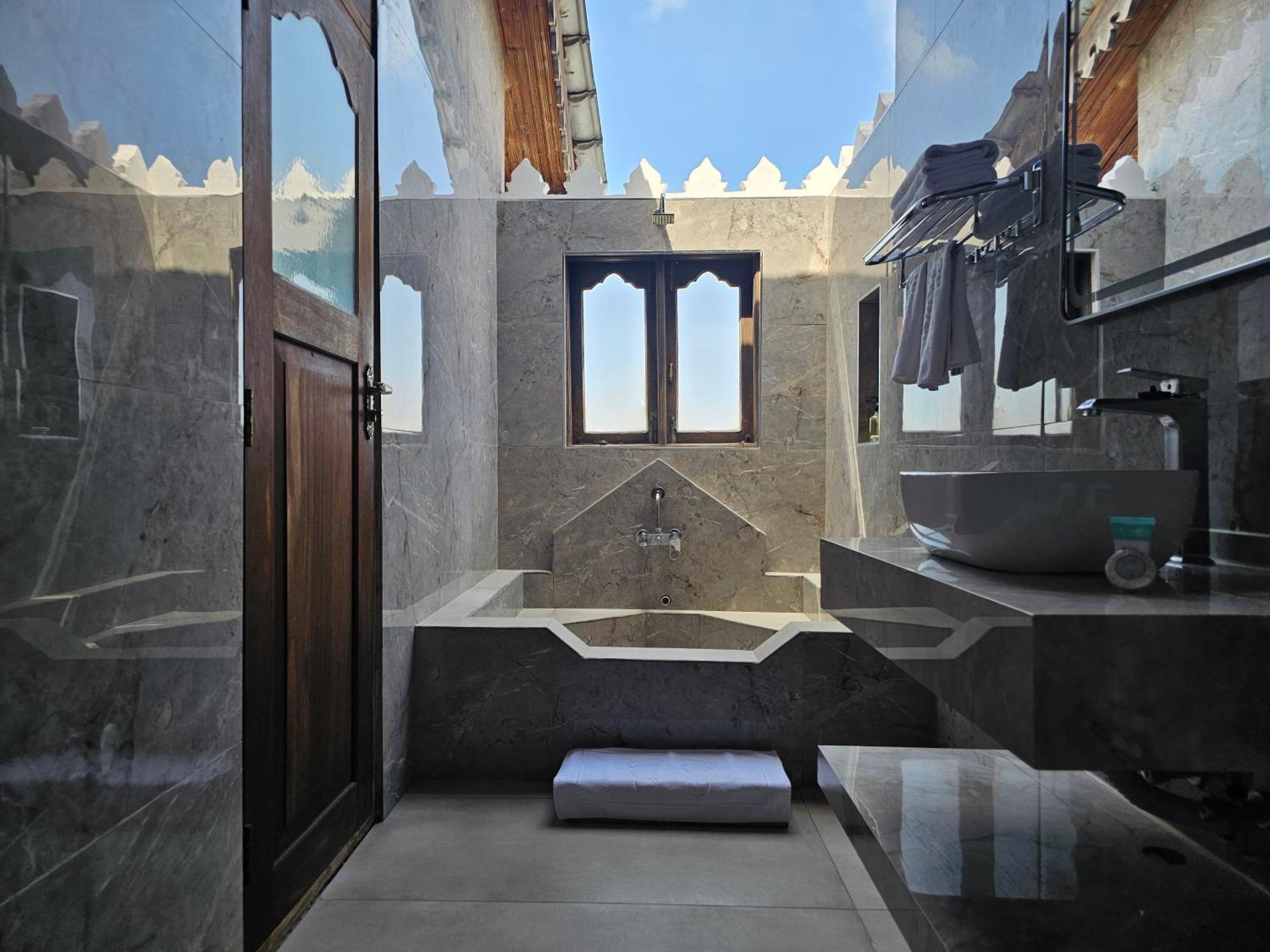 Hotel Dhow Palace 4*