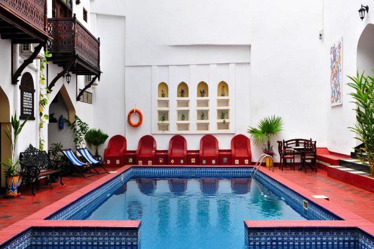 Dhow Palace Hotel 4*